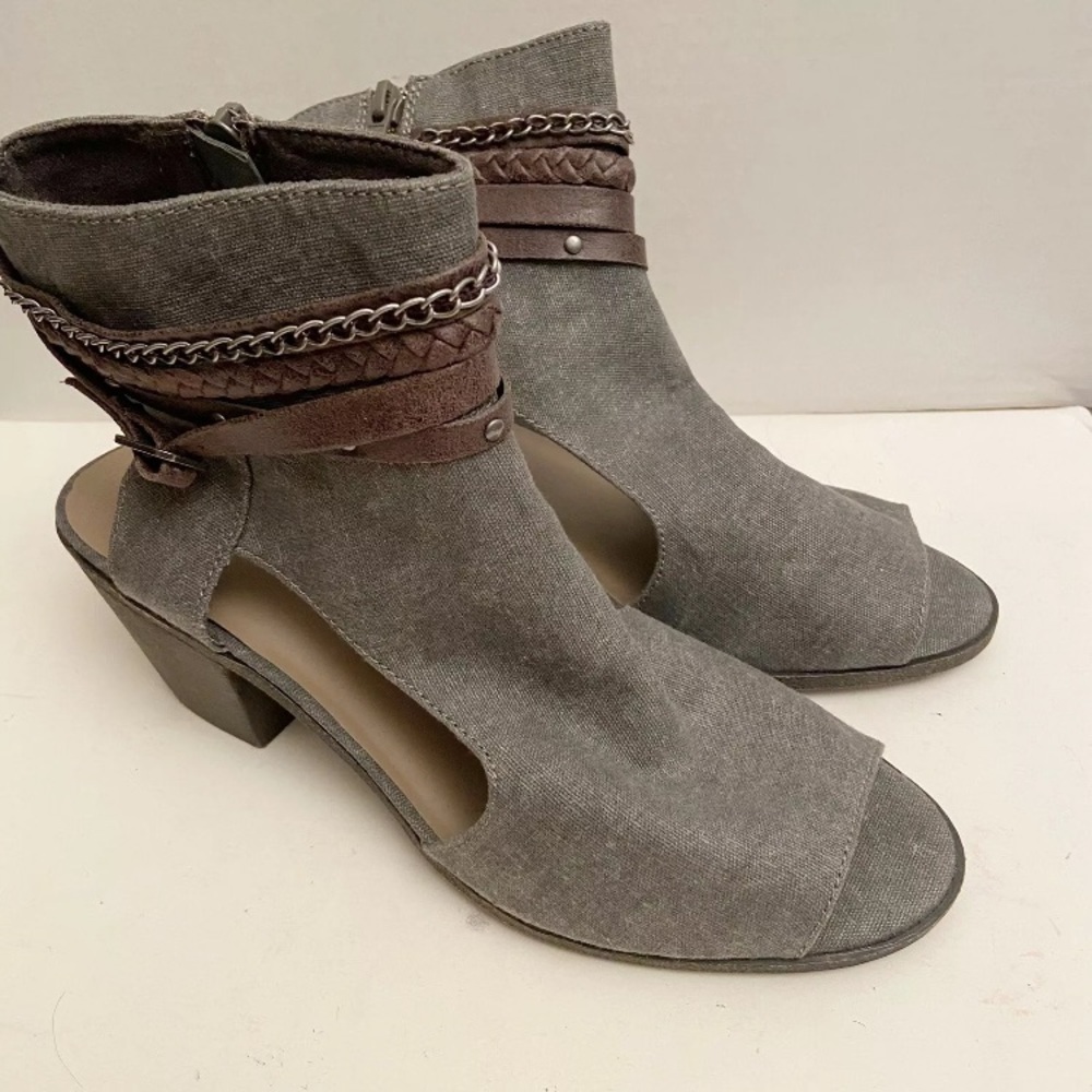 SO Women’s size 9.5 Textile Cut Out Block Zip Up Chain Detail Block Heels Shoes
